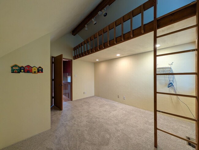 Building Photo - Fantastic 4 Bedroom, 2 Bath Home In The Th...