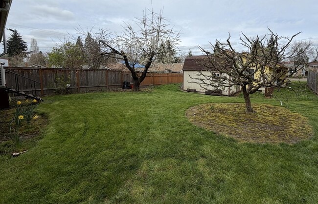 Building Photo - 31545 NW Hillcrest St