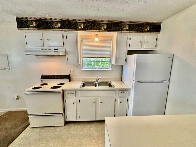 Building Photo - MOVE IN NOW OCTOBER RENT FREE - 2 Bedroom ...