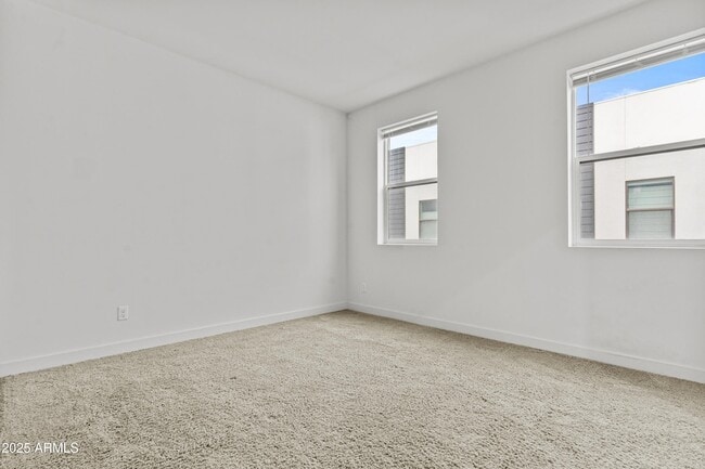 Building Photo - 325 E Coronado Rd