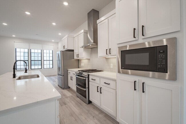 Building Photo - Gated Luxury Townhomes with yard + Roof Patio