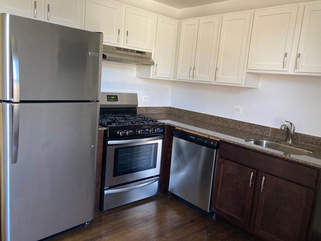 Building Photo - Bowmanville Top Floor Two Bed/One Bath ~ P...