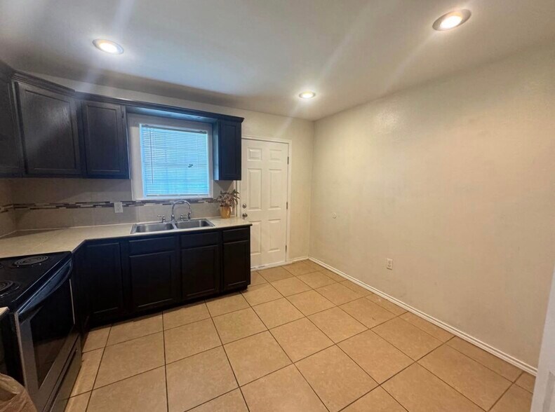 Building Photo - 1110 W Gardenia Ave