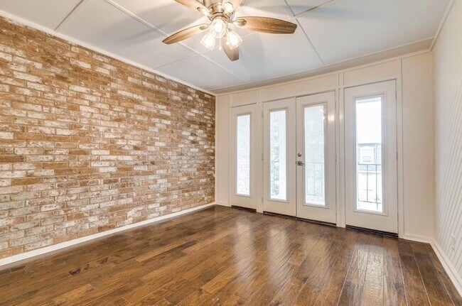 Building Photo - 357 N Post Oak Ln