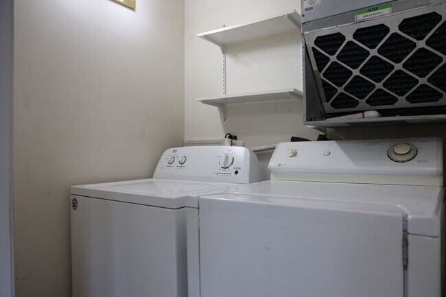 Building Photo - 510 S Vermont St