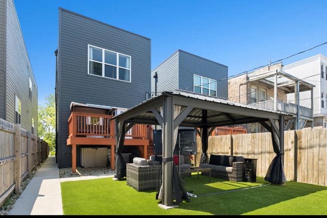 Building Photo - 544 E 46th Pl