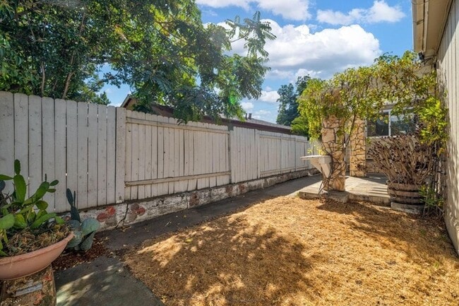 Building Photo - Welcome to this stunning 4-bedroom, 2-bath...