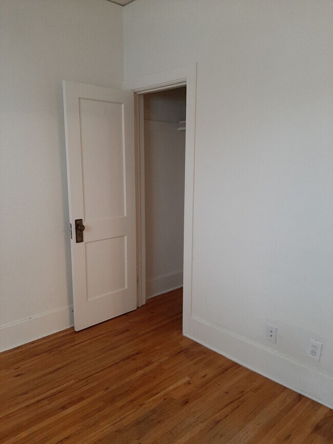 Building Photo - College Housing - 4 bedrooms