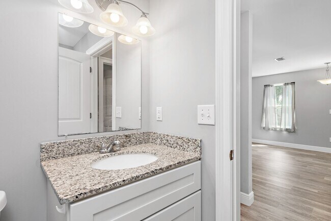 Building Photo - Charming 3-Bedroom Home in Pensacola – Clo...