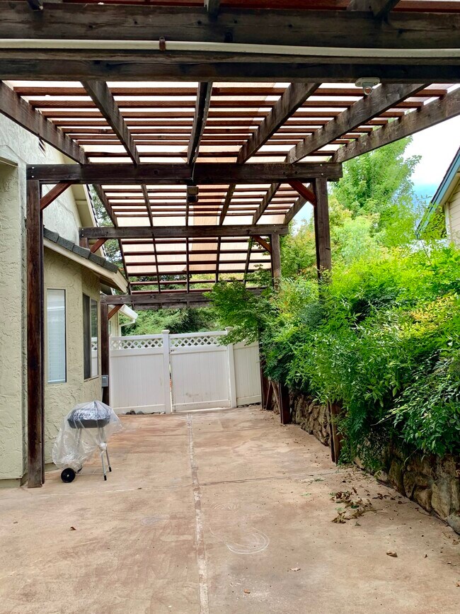 Building Photo - 647 Hovey Way