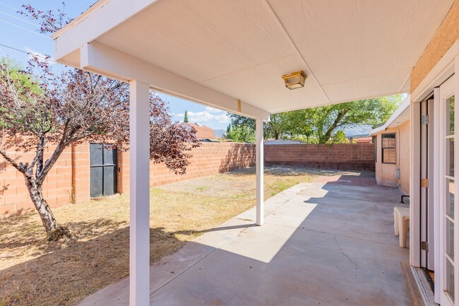 Building Photo - 3 Bedroom 2 Bath Home