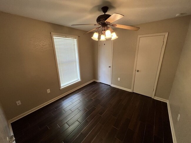 Building Photo - Fully Renovated 3 Bedroom Apartment in Pri...