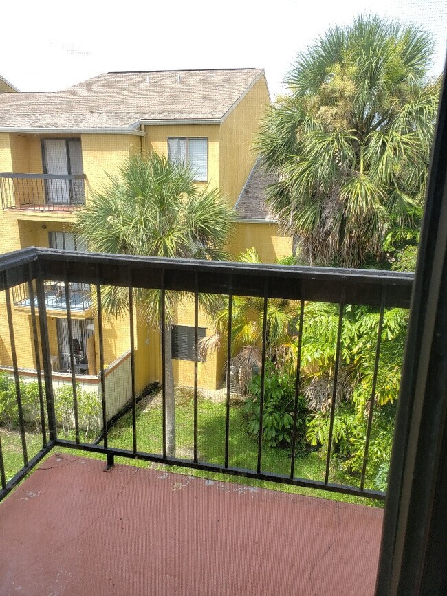 Building Photo - 1 Bedroom/ 1 Bath 3rd Floor Condo In Village Creek