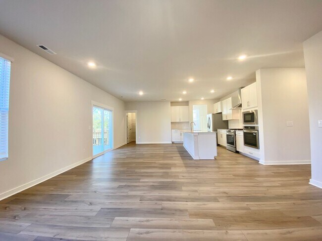 Building Photo - “Modern comfort meets Murfreesboro charm —...