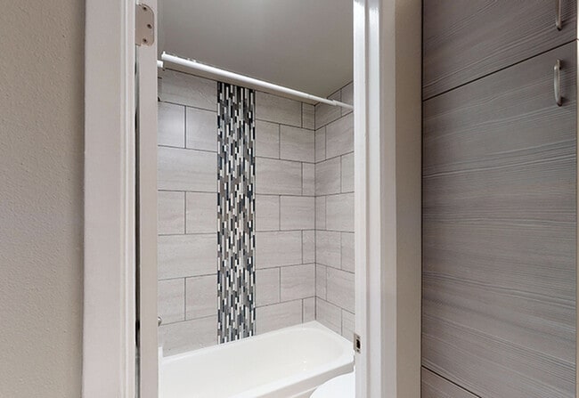 wh_980sdexter_unit14_352sf_bath1_800x550 - Apex 980