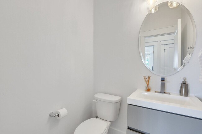 Building Photo - "Lagoon view in Lawton Station - Spacious ...