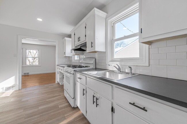 Building Photo - 4924 Greenwood St