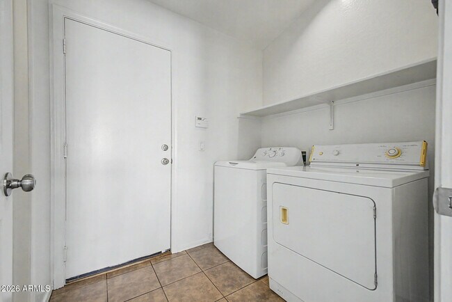 Building Photo - 930 E Harwell Rd