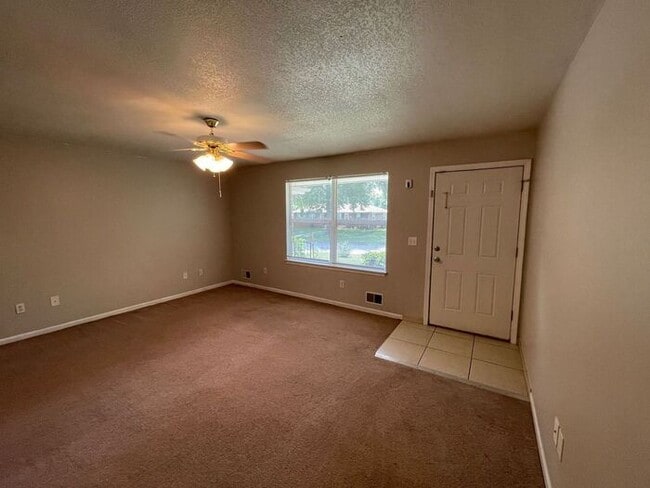 Building Photo - 2 Bedroom / 1 Bathroom Duplex in Blue Spri...