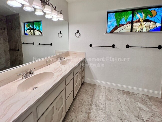 Building Photo - 9193 N Fowler Ave