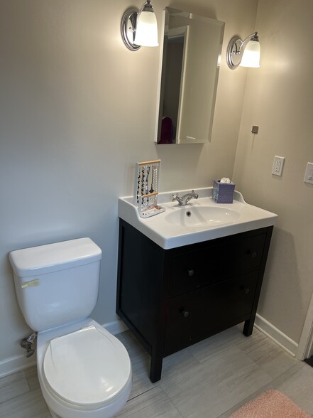 Contemporary bathroom - 467 S Bentley Ave