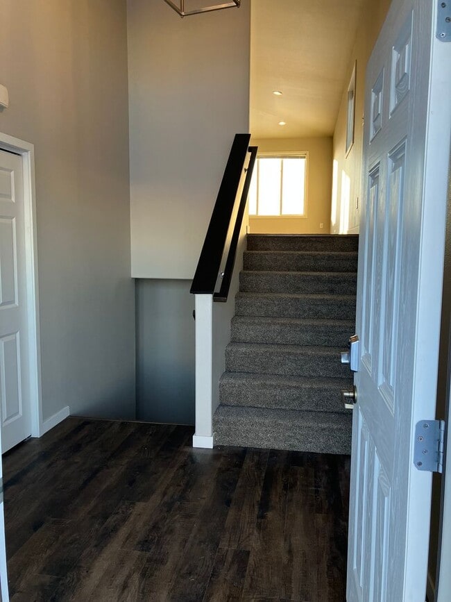 Building Photo - 4 Bed 3 Bath Single Family Home