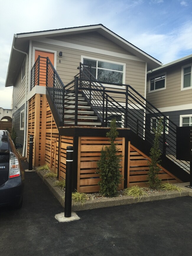Building Photo - Spacious Like New Remodel 2BR-Portsmouth-N...