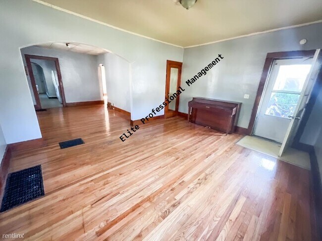 Building Photo - 2 br, 1 bath Triplex - 216 N Saginaw St Un...