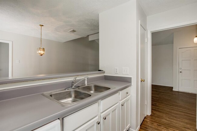 Building Photo - 2504 Ewell Dr