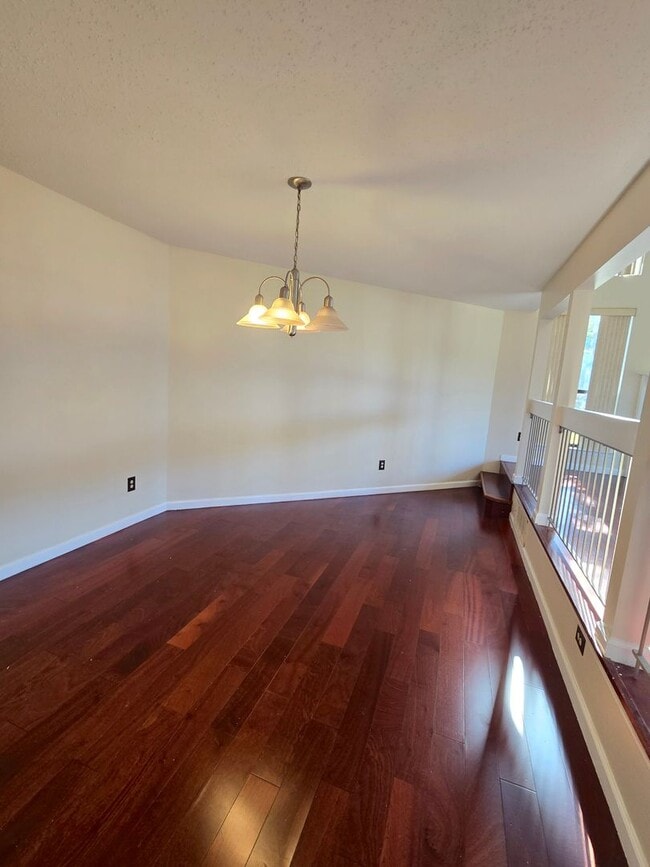Building Photo - Spacious, freshly painted end-unit townhou...