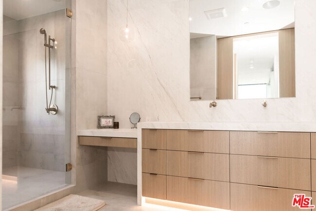 Building Photo - 606 N Ardmore Ave