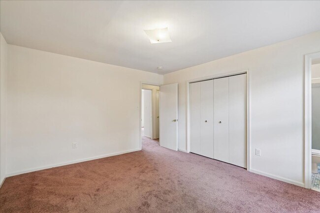 Building Photo - CONVENIENT COLLEGE PARK  LOCATION