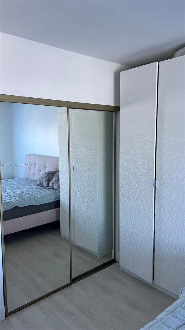 Building Photo - 400 Kings Point Dr