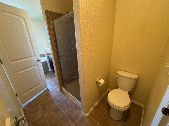Building Photo - Spacious 3 Bed, 3 Bath Townhome with Rare ...