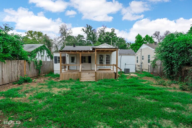 Building Photo - 237 E Elmwood St