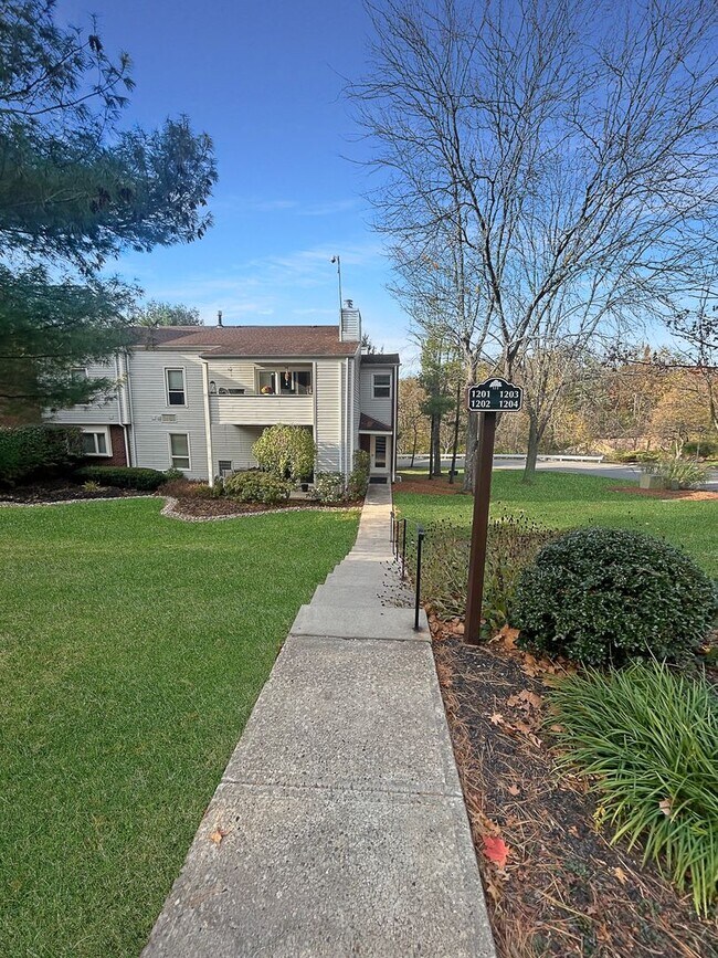 Building Photo - two bedroom two bath condo in Robinson Tow...