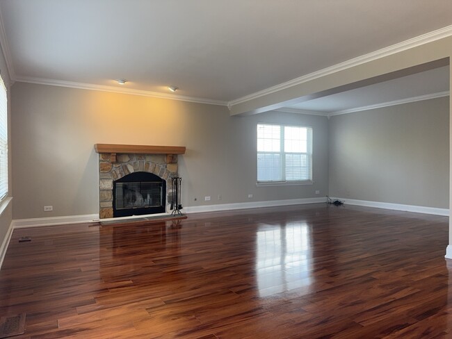 Building Photo - 552 Fairfax Ln