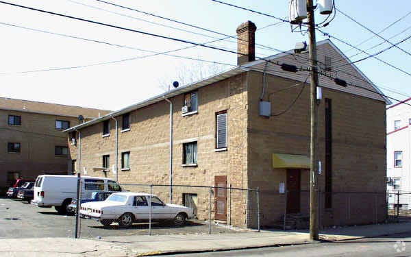 Primary Photo - 24 Units