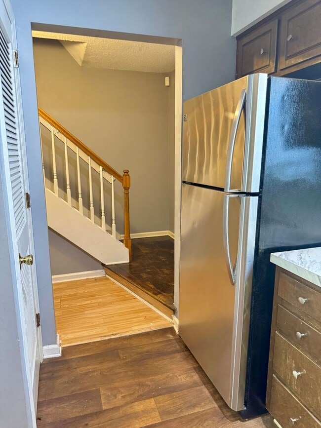 Building Photo - Awesome Condo!! 2 Bed/1.5 Bath! 1100 sq.ft...