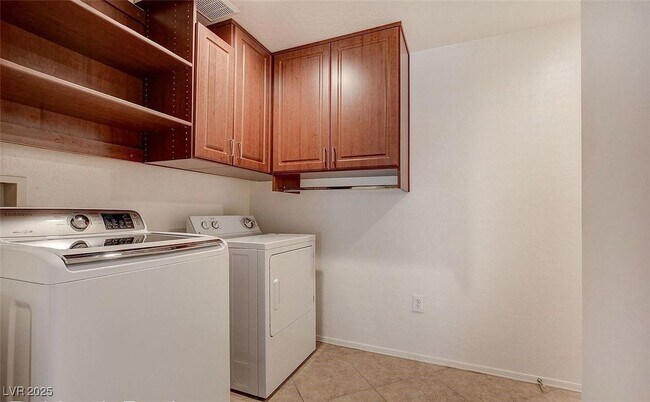 Building Photo - 6868 Sky Pointe Dr