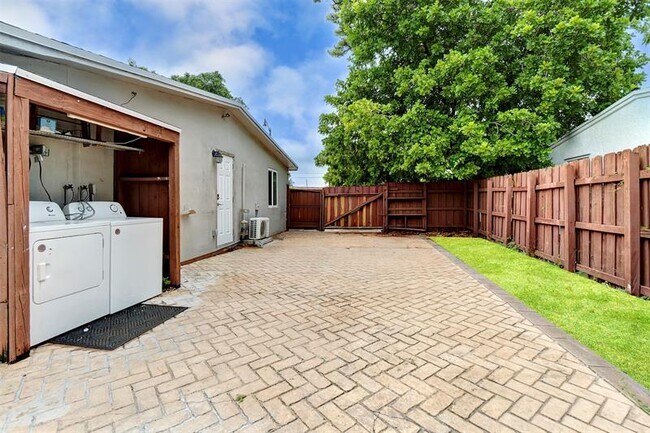 Building Photo - 1415 NE 25th St