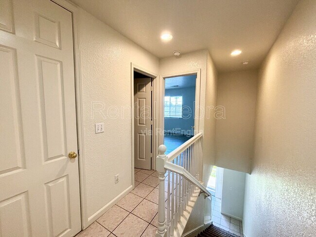 Building Photo - 936 W 13th St