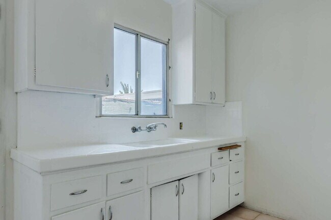 Building Photo - Fully Renovated Gem!