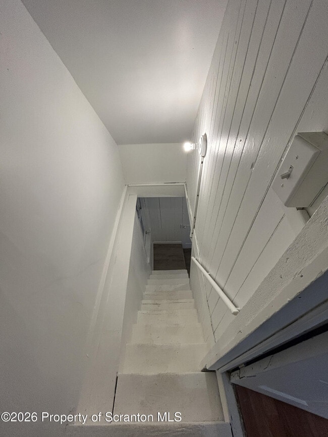 Building Photo - 210 N Bromley Ave