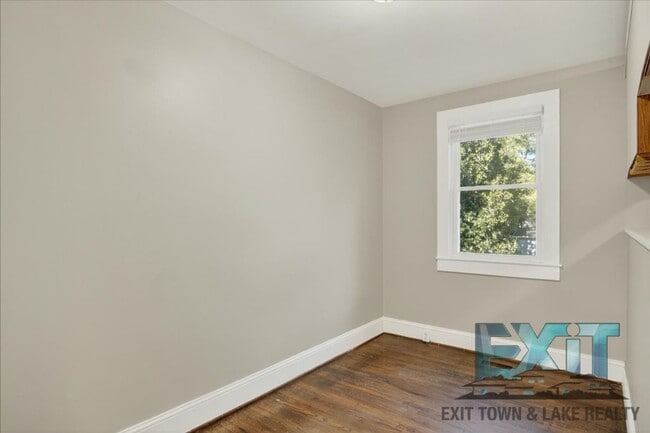 Building Photo - 2 Bedroom & 1 Bathroom Home