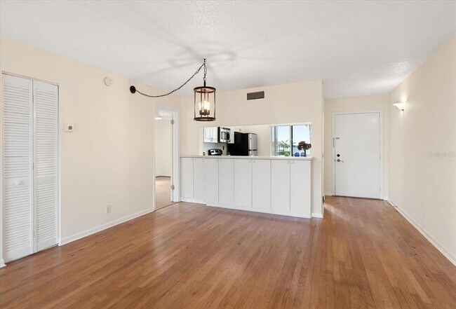 Building Photo - 5532 Del Sol Blvd