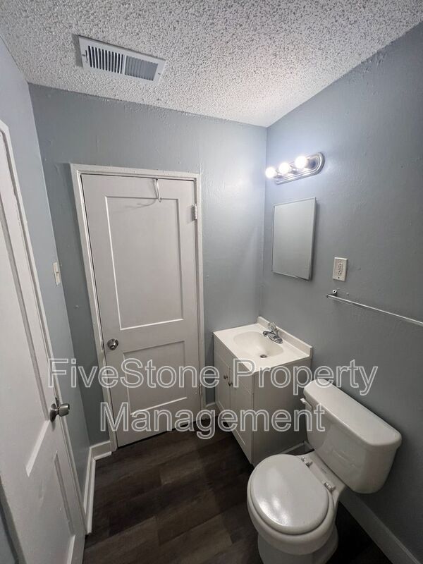Building Photo - 1300 Robin Hood Ln