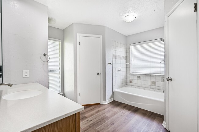 Building Photo - 1115 W Castlewood Ave