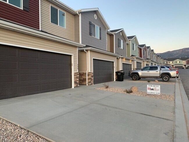 Building Photo - Beautiful Town home in Cedar City
