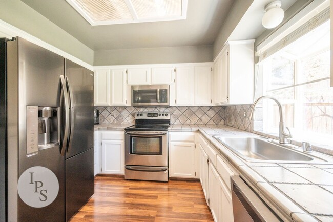 Building Photo - WoodWard Lake Home, 3BR/2.5BA, Built 1986 ...